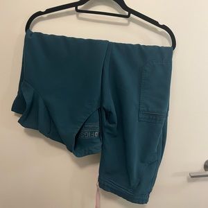 Figs XS set (top with 2 pockets & yola skinny pant) blue green color